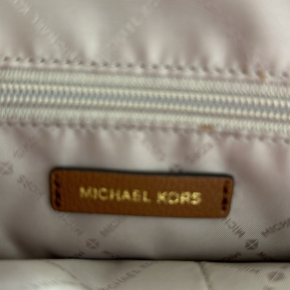 Michael Kors Handbag never used but no tags. - Picture 15 of 17